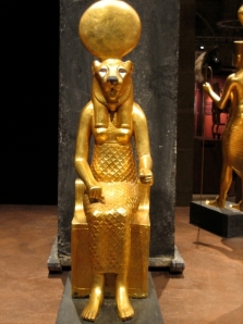Sekhmet o Sejmet diosa leona egipcia con una esfera-halo sobre su cabeza